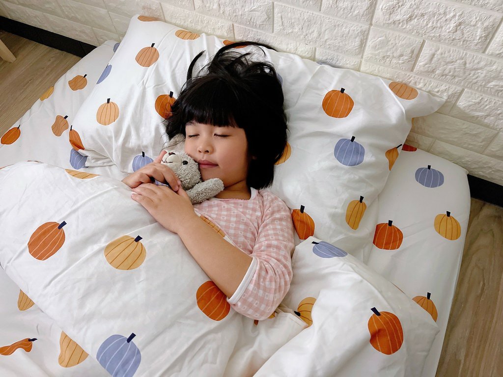 棉床本舖︱MIT台灣製AlizzZ 愛麗絲三折輕巧床墊，終於不用被踢來踢去了！搭配100%精梳棉床包組～柔軟舒適好好睡！！