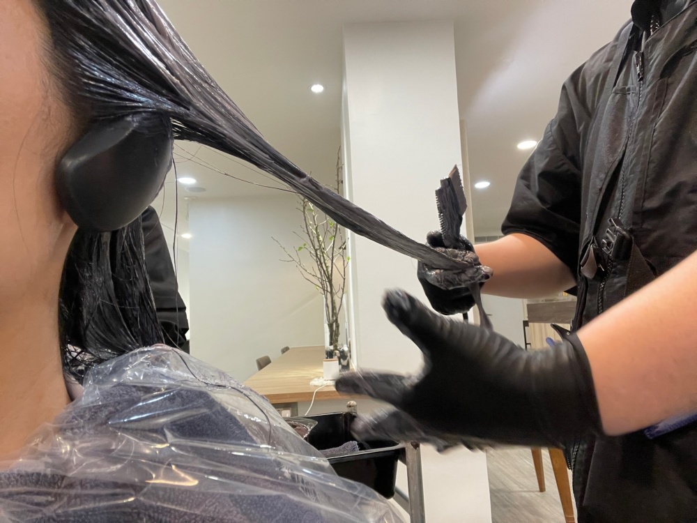 TEMP. Hair Salon溫度髮廊︱2023年高級質感髮色推薦～不用漂的「灰霧感」髮色！TRISYSCORE 金耀喚生工程護髮，東區染護髮推薦~