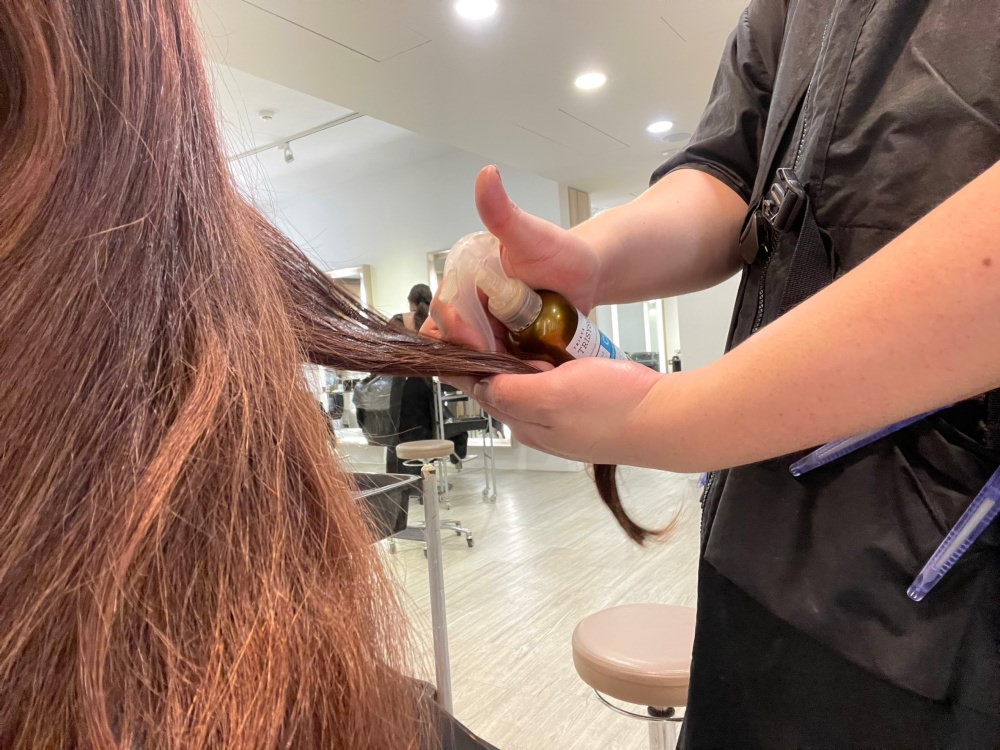 TEMP. Hair Salon溫度髮廊︱2023年高級質感髮色推薦～不用漂的「灰霧感」髮色！TRISYSCORE 金耀喚生工程護髮，東區染護髮推薦~