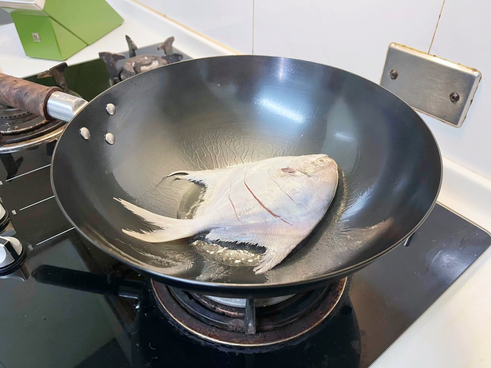 德國雙人炒鍋推薦︱蝦米~這個中式鐵炒鍋竟然不沾～白鯧魚第一次煎的這麼完整，就連翻鍋也是輕而以舉！
