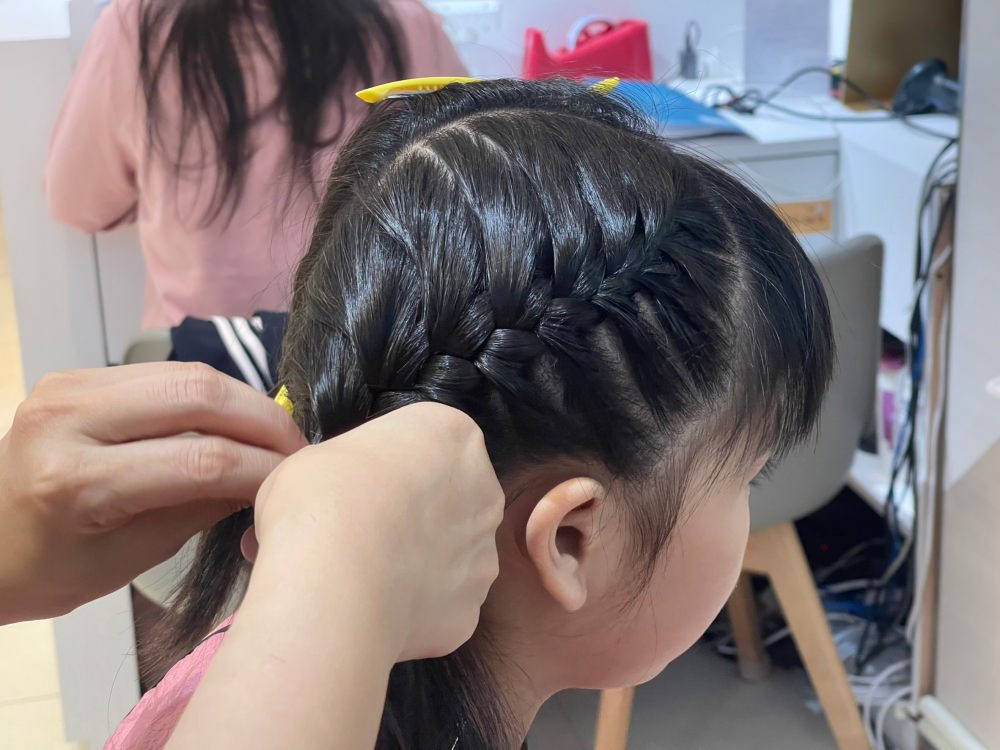 丹尼索KIDS HAIR︱台北兒童剪髮推薦(內有價格)~兒童理髮專門店，多款可愛造型座椅，剪髮不哭哭囉！